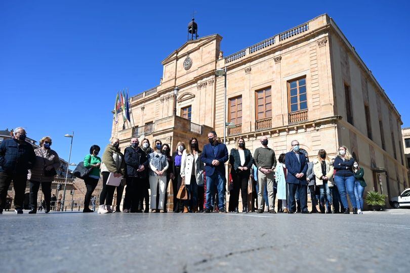 Minutos de silencio en solidaridad con Ucrania a las puertas del Ayuntamiento de Linares