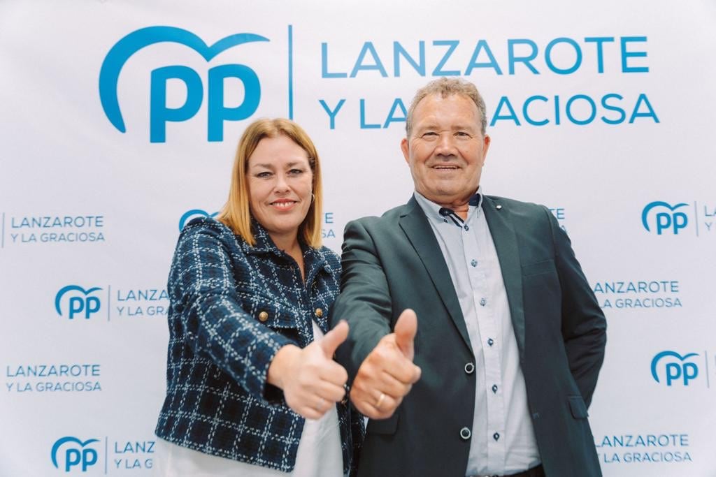 Ástrid Pérez, presidenta del PP en Lanzarote, junto al candidato a la Alcaldía de Tinajo, Ramón Ortiz.
