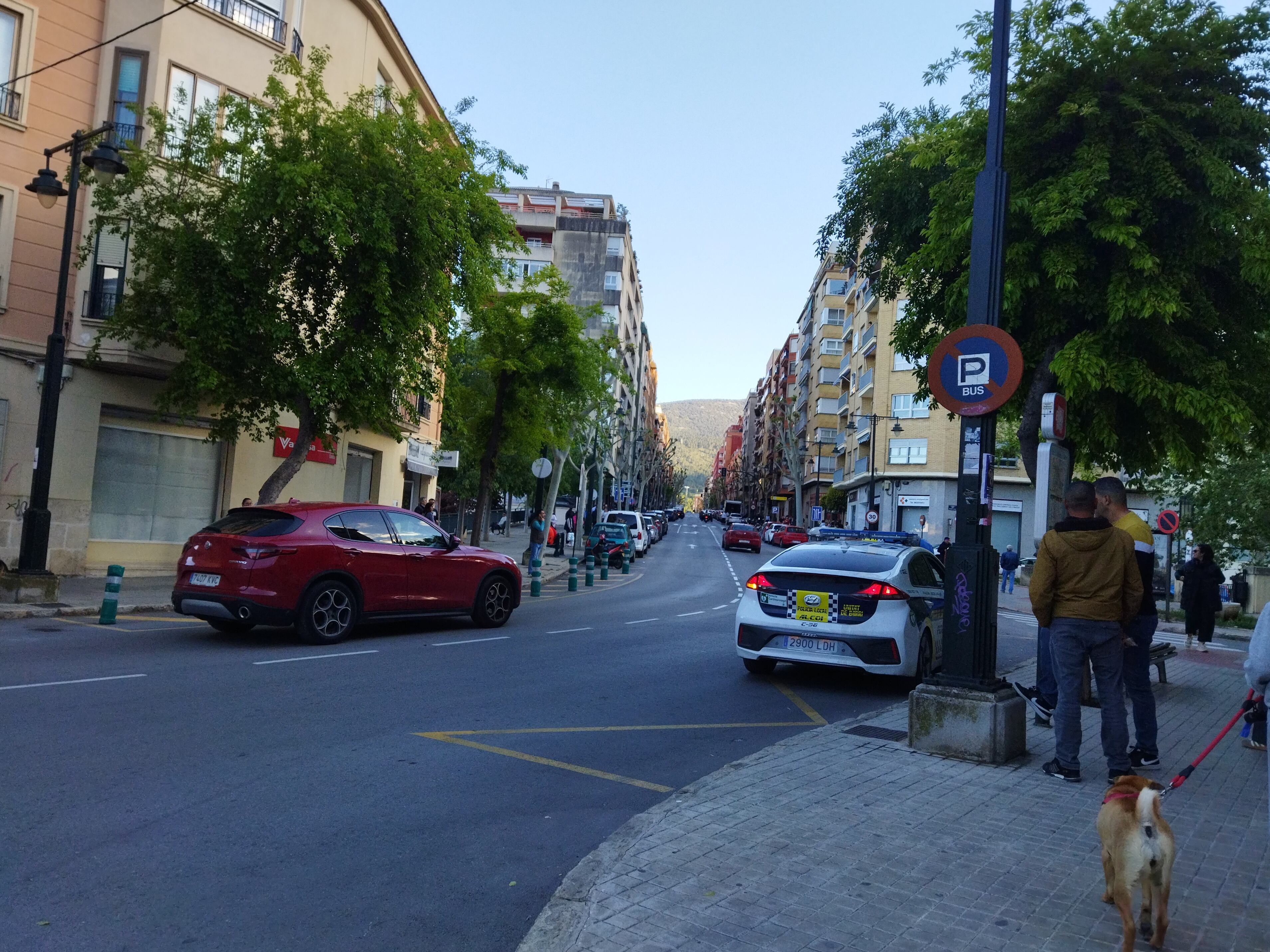 La Patrulla de la Policía Local de Alcoy informando por megafonía a la ciudadanía.
