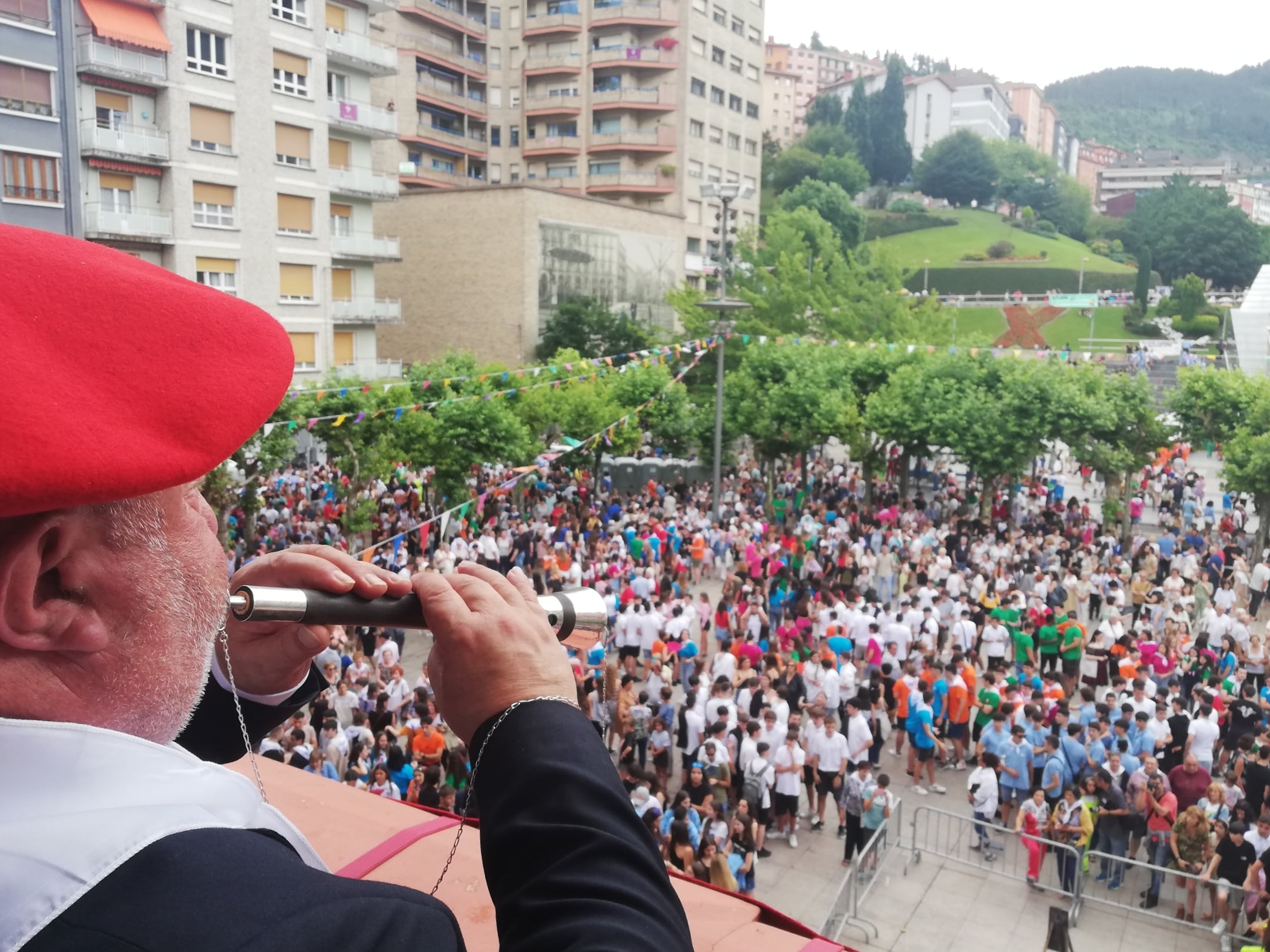 Los dulzaineros de Estella acompañaron la fiesta en el txupinazo de inicio de las fiestas