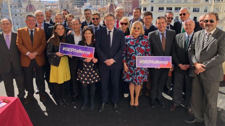 El president Ximo Puig y directores de medios de comunicación de Valencia en el balcón de la SER durante una mascletà