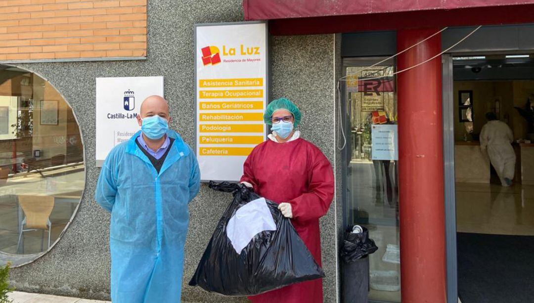 Entrega de material en la residencia &#039;La Luz&#039; de Cuenca.