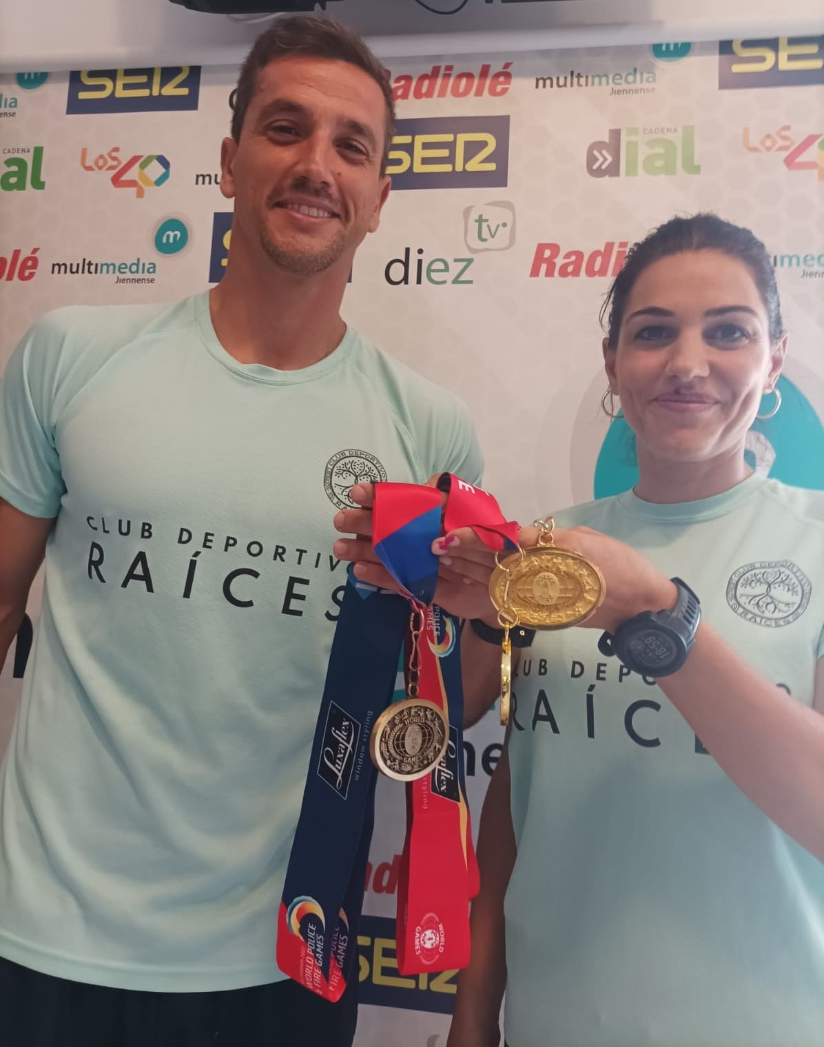 Los atletas del Club Deportivo Raíces, de Andújar, Teba González y Eduardo Cuenca con las medallas conseguidas en Rotterdam 2022.