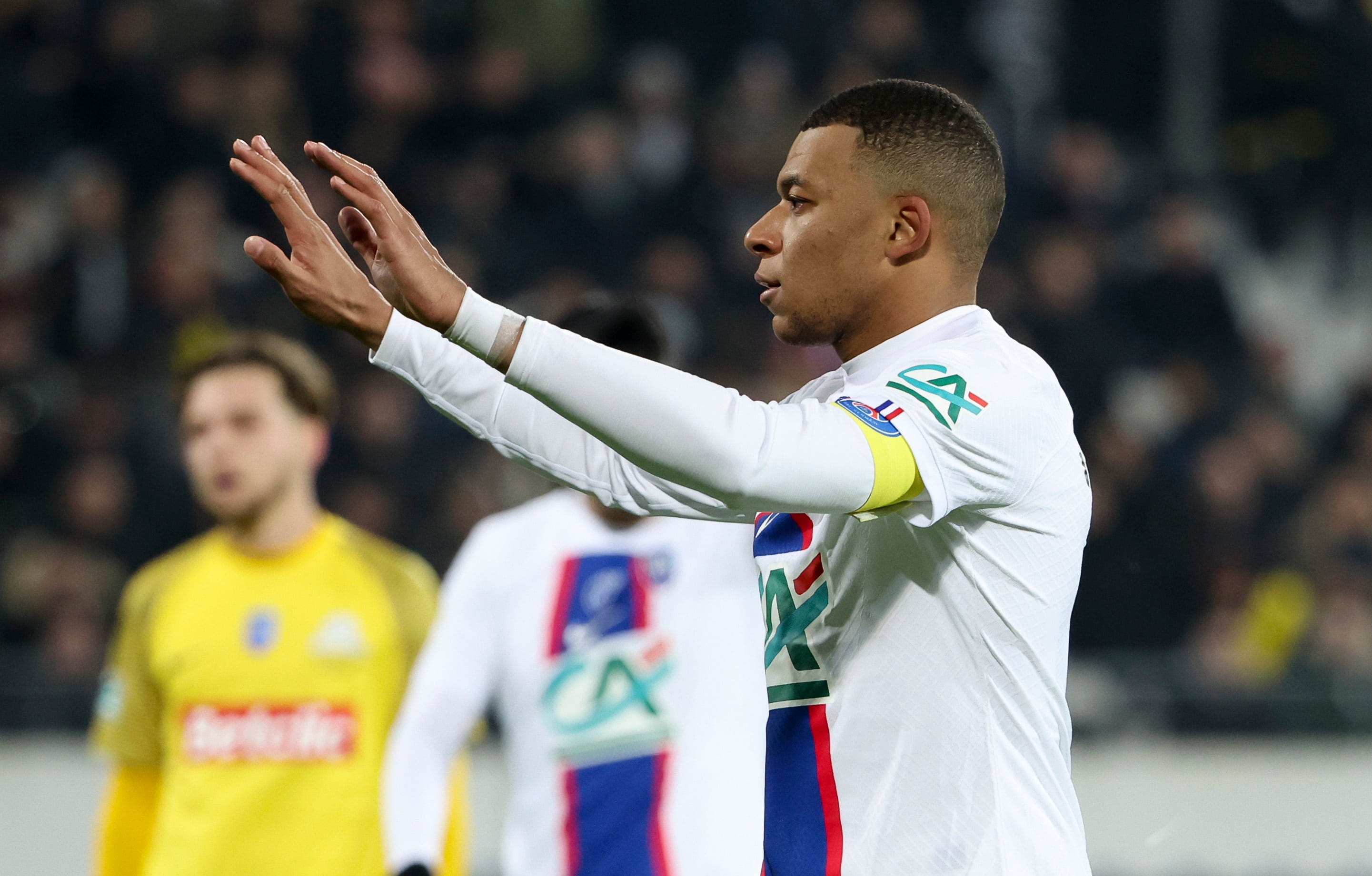 Mbappé celebra uno de sus cinco goles el lunes, con el brazalete de capitán.