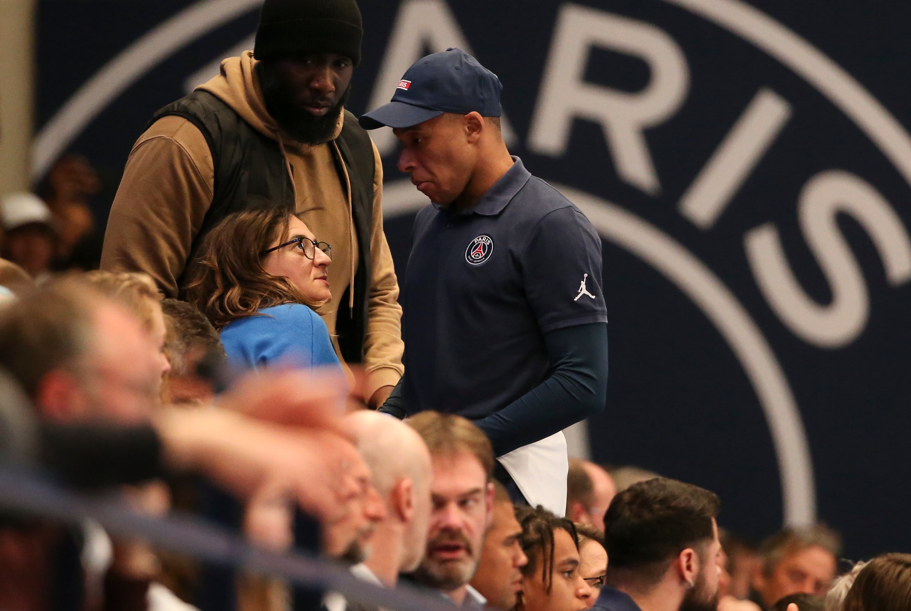 Kylian Mbappe, junto a su madre Fayza Lamari durante un partido de 2022