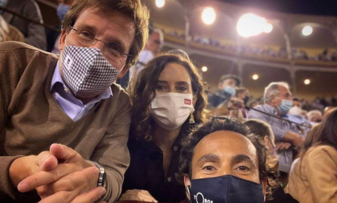 Isabel Díaz Ayuso junto al alcalde de Madrid y el periodista David Casas en Las Ventas