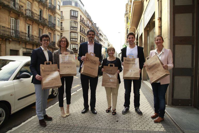 Imagen de archivo de una presentación de una iniciativa en la que participaron Jon Insausti y Miren Azkarate.