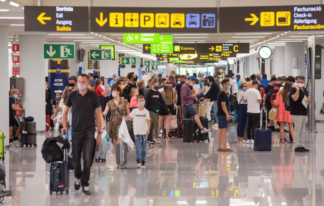 Viajeros en la terminal de llegadas del aeropuerto de Palma.