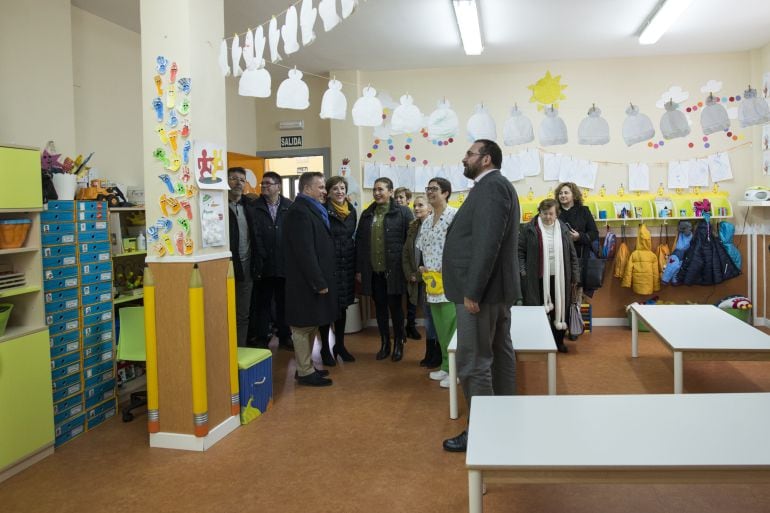 La delegada del gobierno, Sandra García, el delegado de educación, Germán González junto con Remedios Jiménez, alcaldesa pedánea de Zujaira y Enrique Medina, alcalde de Pinos Puente visitan la Escuela Infantil de Zujaira