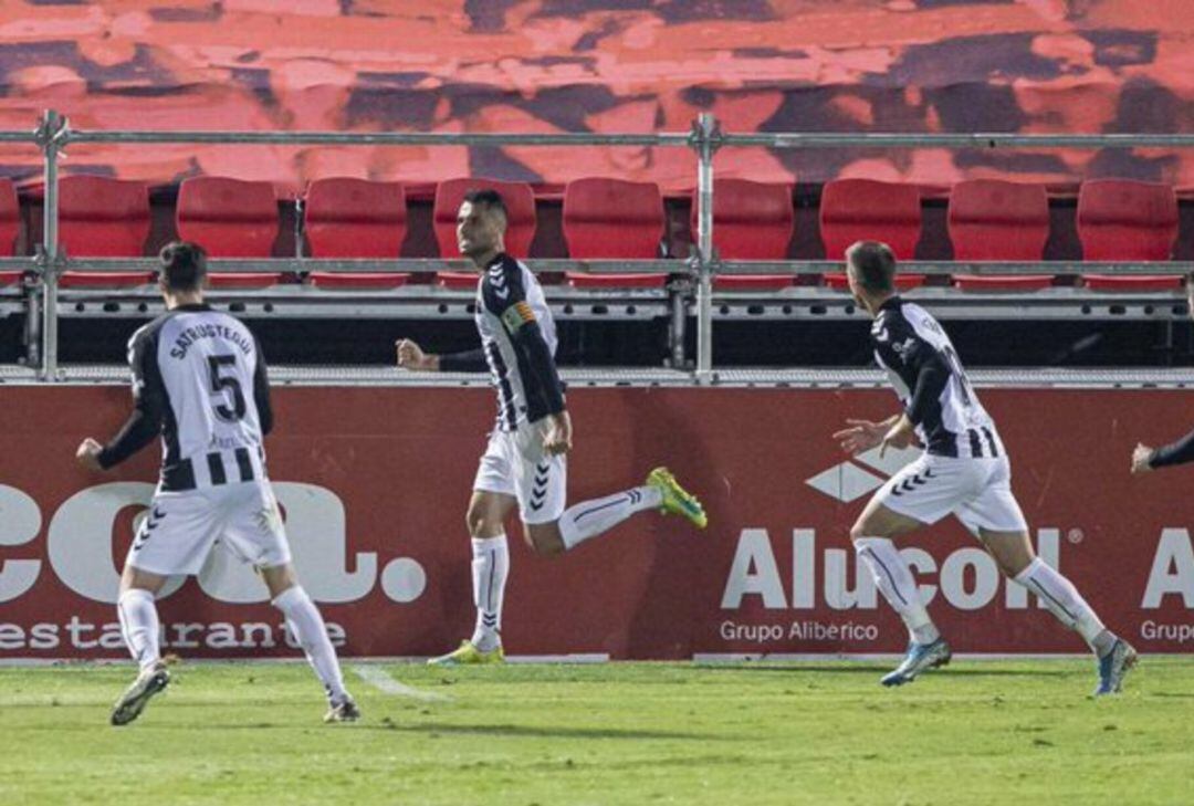 Cubillas celebra el gol marcado en Anduva