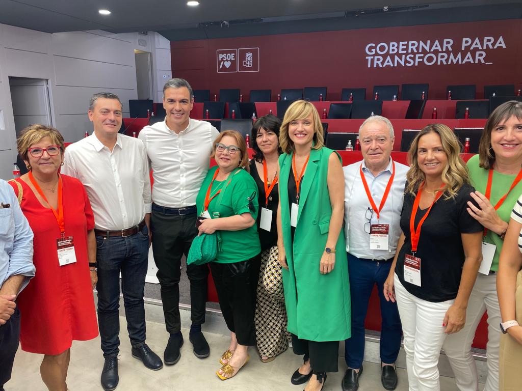 Representación del PSOE del altoaragón junto a Pedro Sánchez y Pilar Alegría