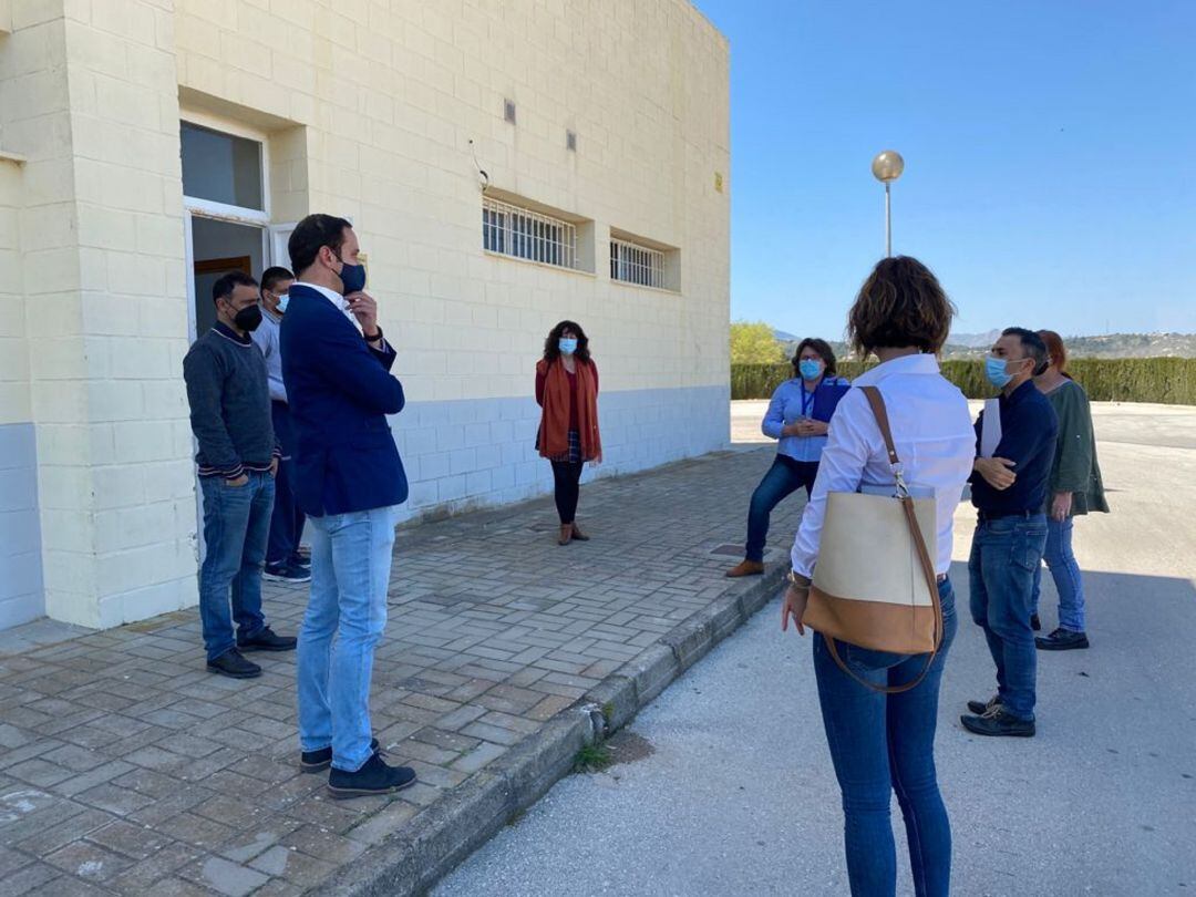 Responsables políticos y técnicos supervisan el Pabellón de Benissa como centro de vacunación.