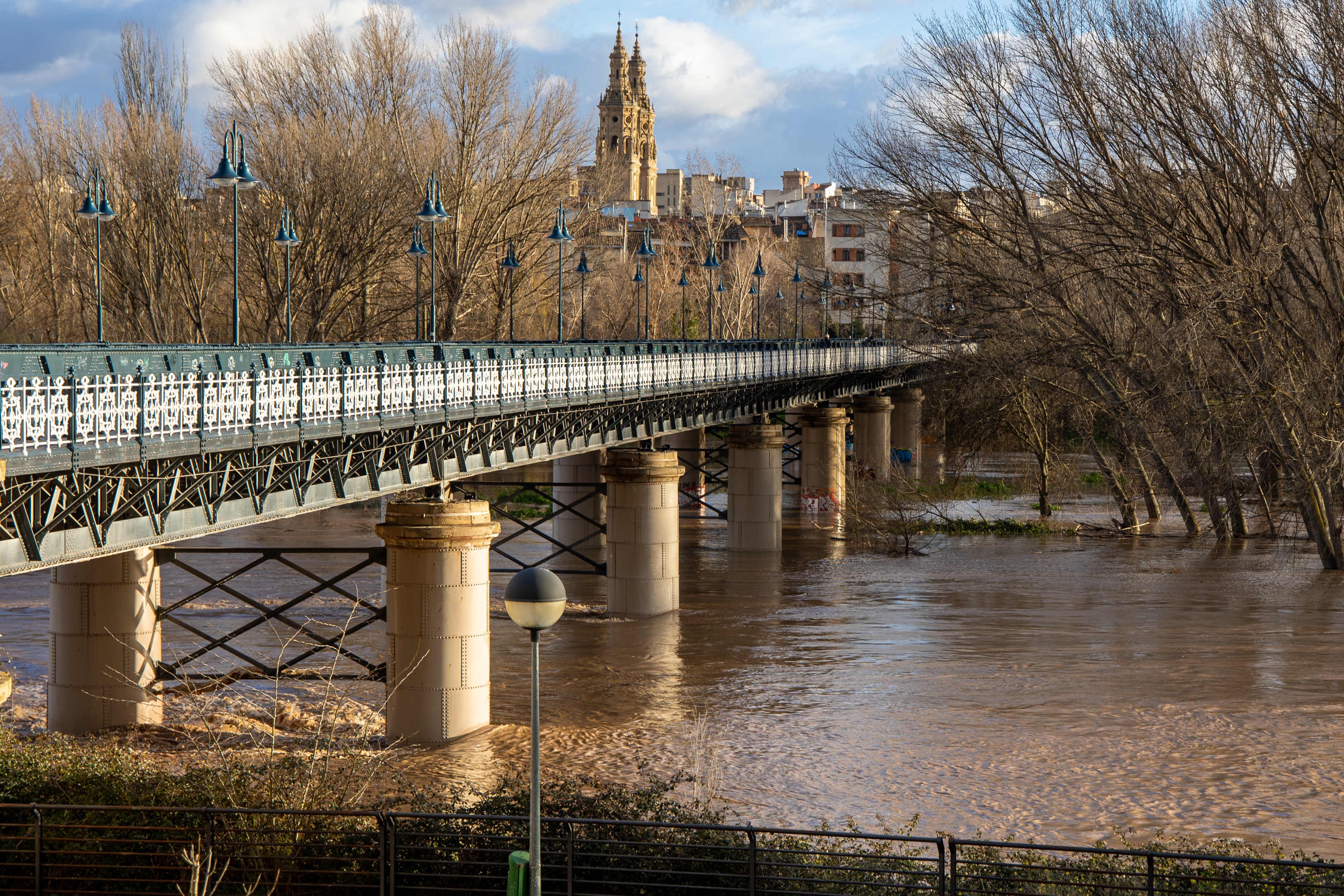 LOGROÑO 27/02/2024.- Imagen del Puente de Hierro este martes en la capital riojana. El caudal del Ebro a su paso por Logroño ha alcanzado los 1.000-1.100 metros cúbicos por segundo (m3/s) a media tarde de este martes, conforme a lo previsto inicialmente y el pico mayor se espera de madrugada con un caudal que podría llegar a los 1.500-1.600 m3/s, han informado a EFE en el Ayuntamiento. EFE/Raquel Manzanares
