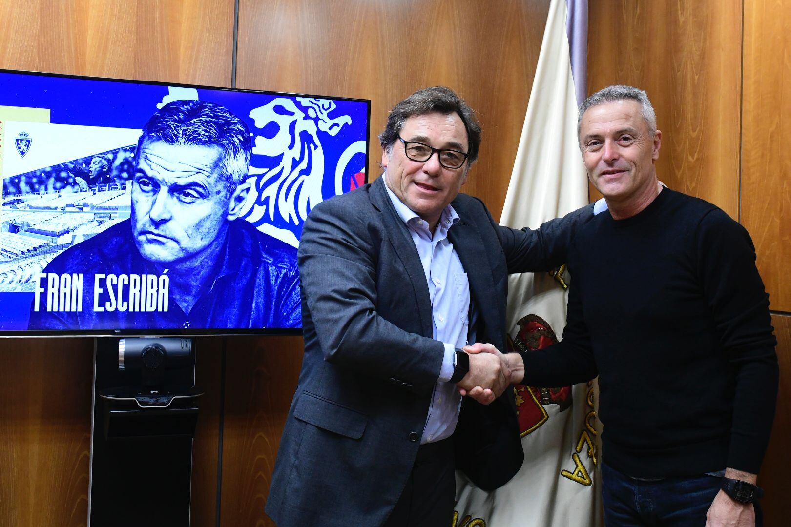 Fran Escribá, junto a Raúl Sanllehí, tras la firma del contrato