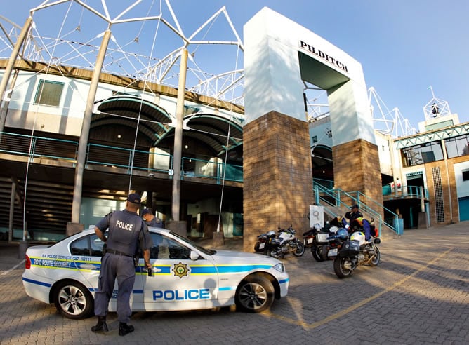 Un policía vela por la seguridad en un Estadio de Petroria