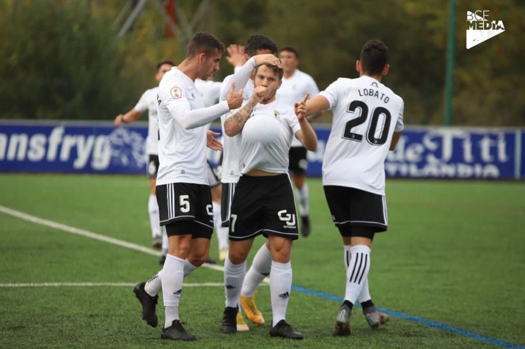 Juanma celebra el primer gol en Oviedo
