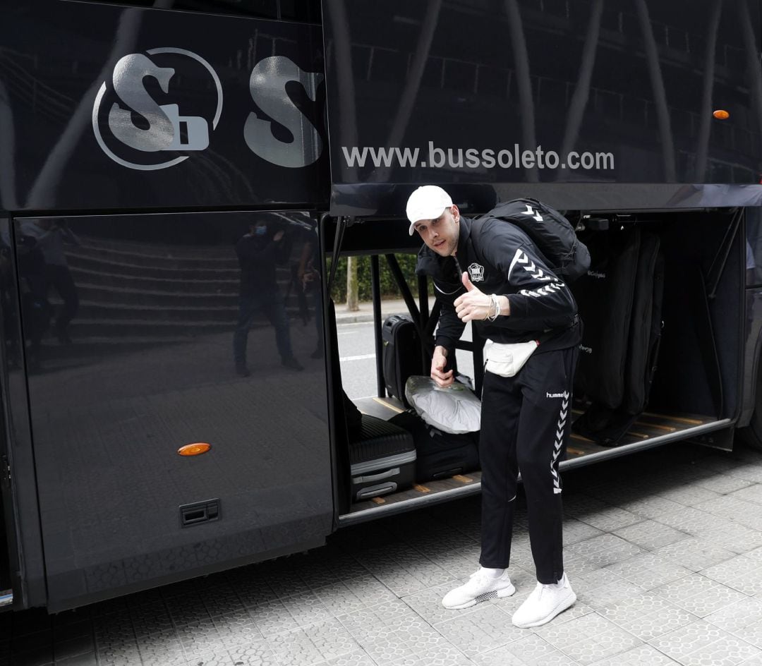 Iván Cruz en sube al autobús de Bilbao Basket