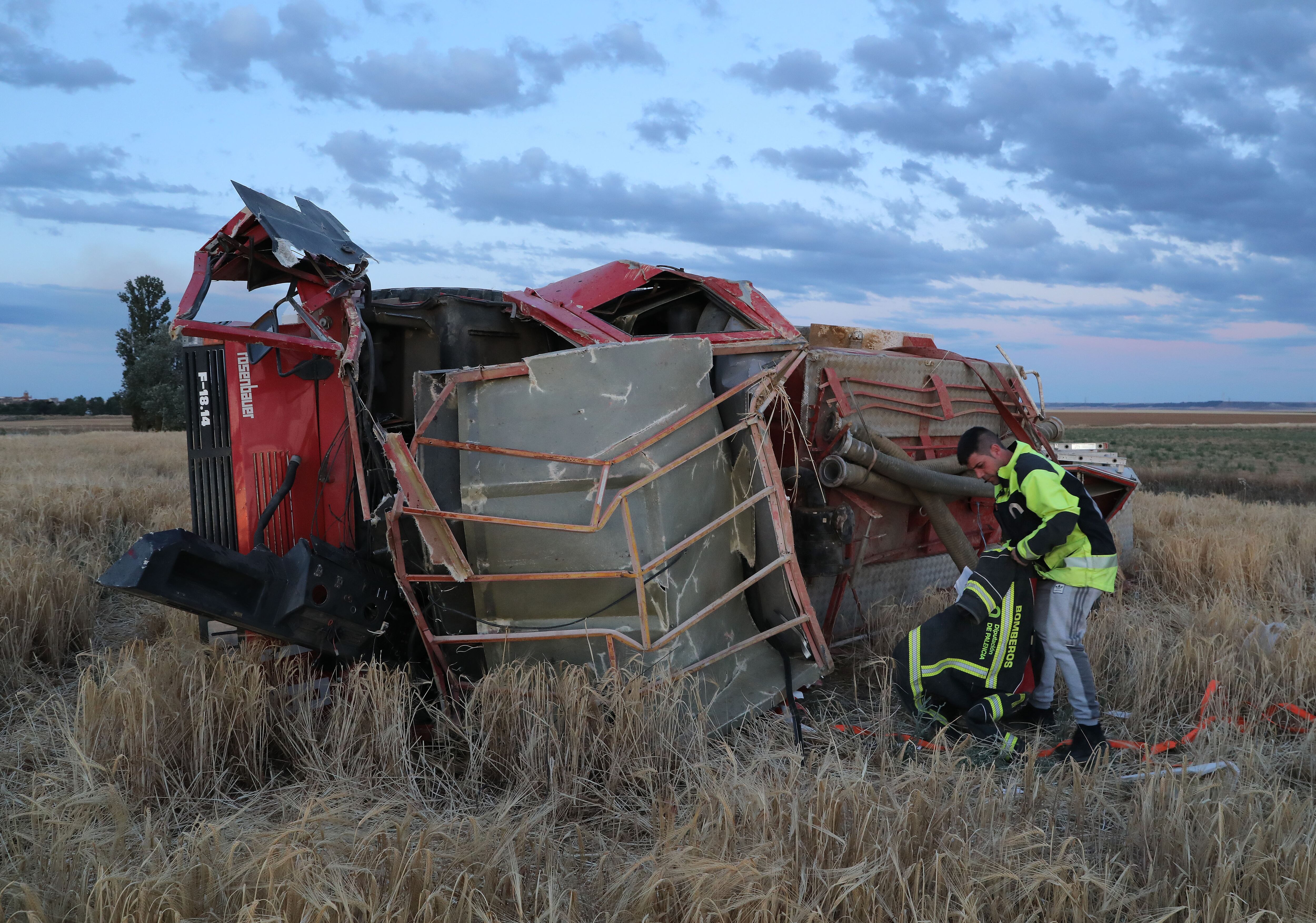Tres heridos en un accidente de un camión de bomberos de Ampudia del parque provincial de Palencia que se dirigían a Castromocho a sofocar un incendio de una nave agrícola