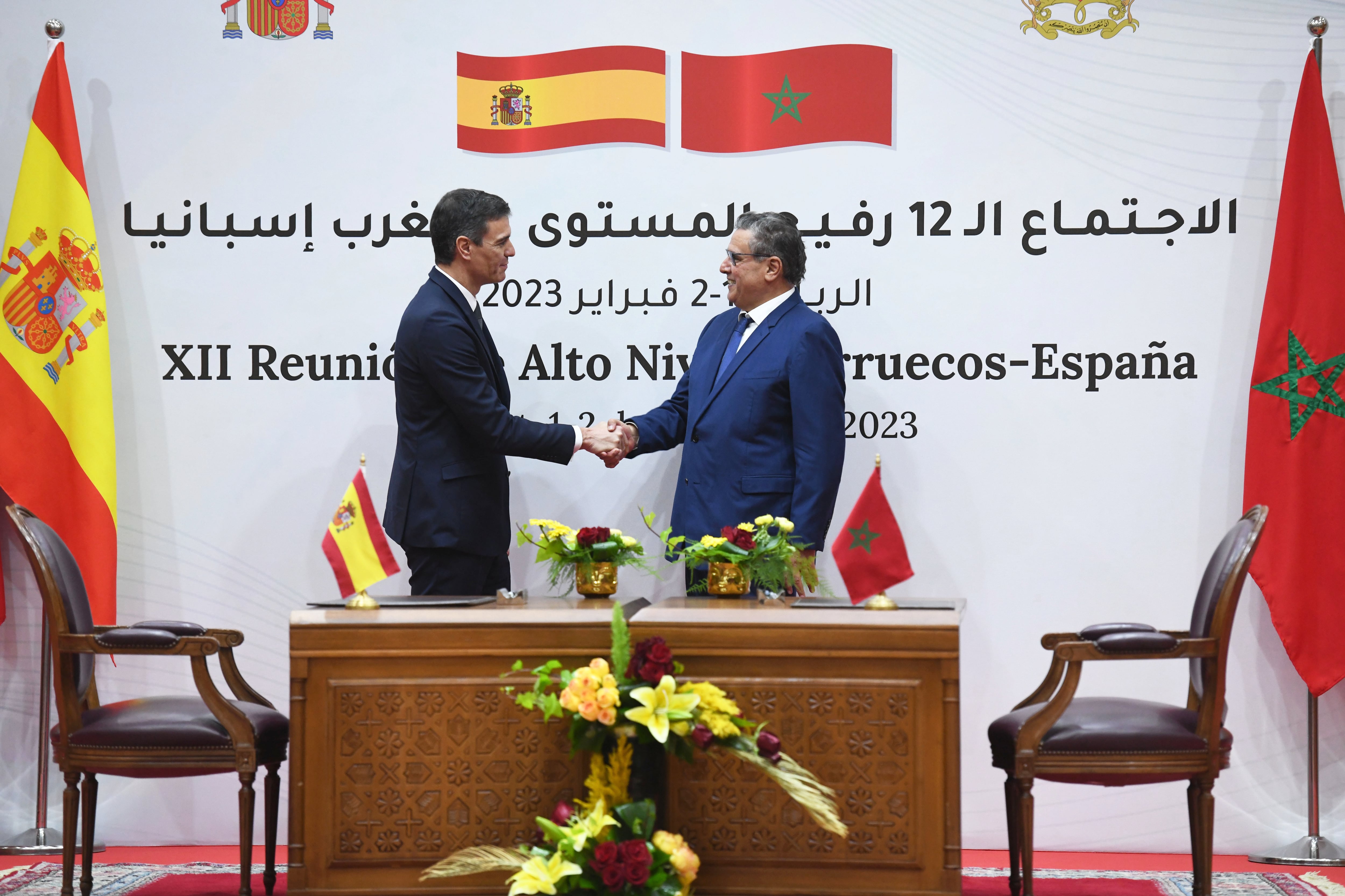 -FOTODELDÍA- RABAT (MARRUECOS), 02/02/2023.- El presidente del Gobierno, Pedro Sánchez (i), saluda al jefe de Gobierno del Reino de Marruecos, Aziz Ajanuch (d), con motivo de la reunión bilateral de este jueves en la sede de la Primatura, en Rabat (Marruecos). La Reunión de Alto Nivel (RAN) hispano-marroquí concluyó hoy en Rabat con la firma de 19 memorandos de entendimiento en materias como migración, agua, cultura, turismo, medio ambiente o agricultura, y de un protocolo financiero para fomentar la inversión española. EFE/ Jalal Morchidi
