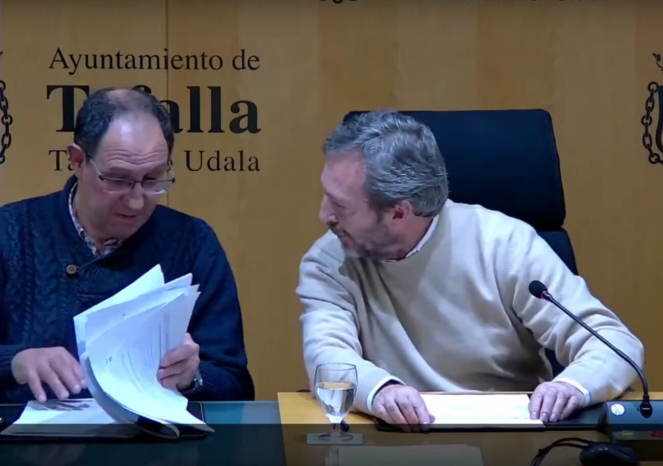 El alcalde de Tafalla, Jesús Arrizubieta conversa con el interventor municipal, Luis Ángel Autor, que acudió al pleno de presupuestos 2023 como asesor económico