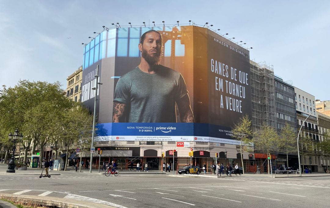 Pancarta de Amazon en el centro de Barcelona