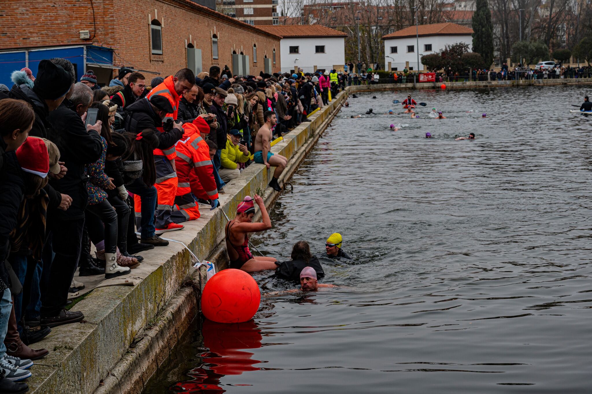 Desafiando al frío por un gesto solidario