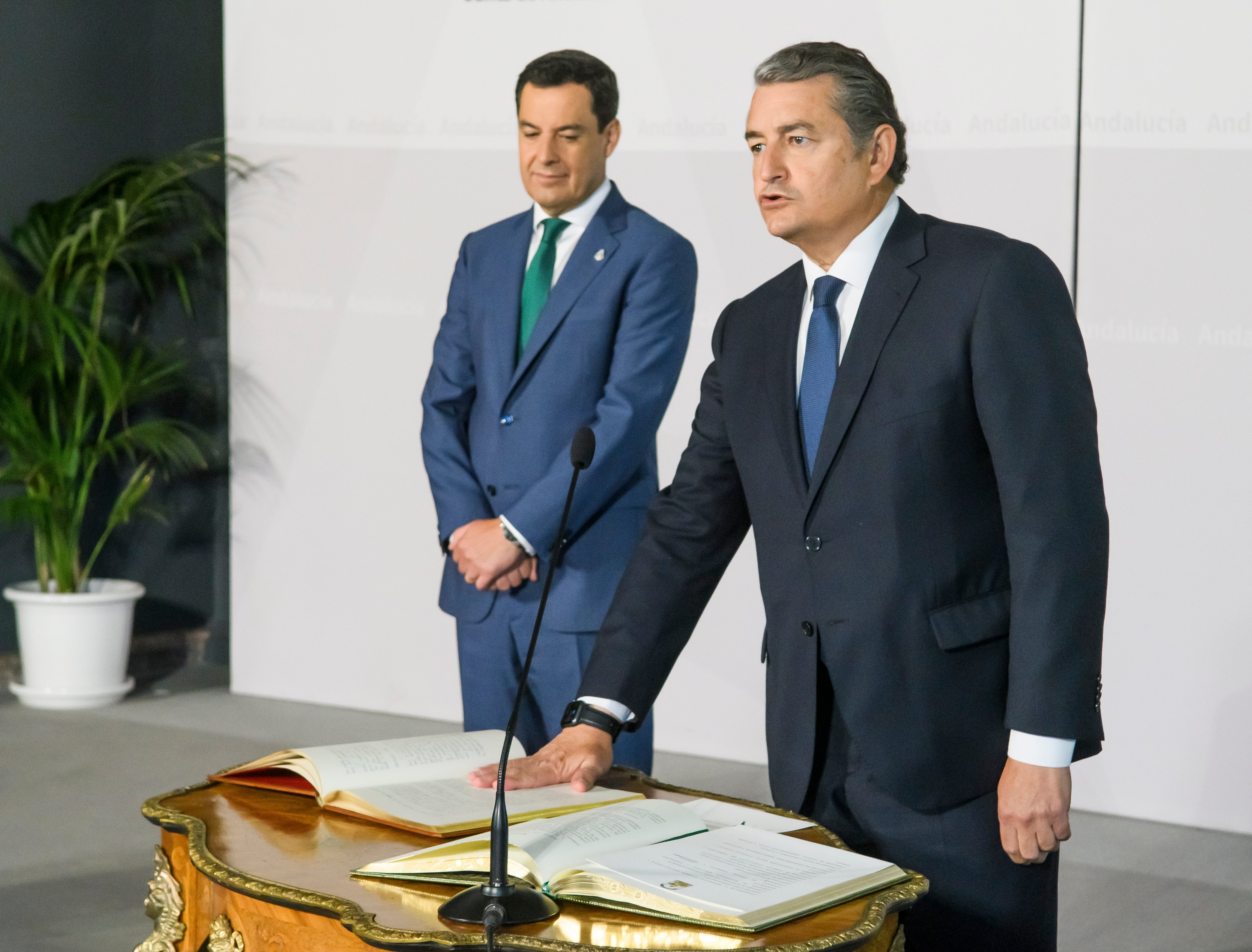 El presidente de la Junta de Andalucía, Juanma Moreno, presidiendo hoy el acto de toma de posesión del consejero de Presidencia, Interior y Diálogo Social, Antonio Sanz, en el Palacio de San Telmo, sede del ejecutivo andaluz en Sevilla. EFE/ Raul Caro