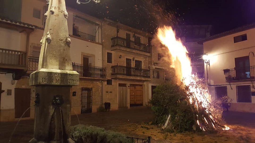 La hoguera de San Antón en el municipio de Enguídanos.