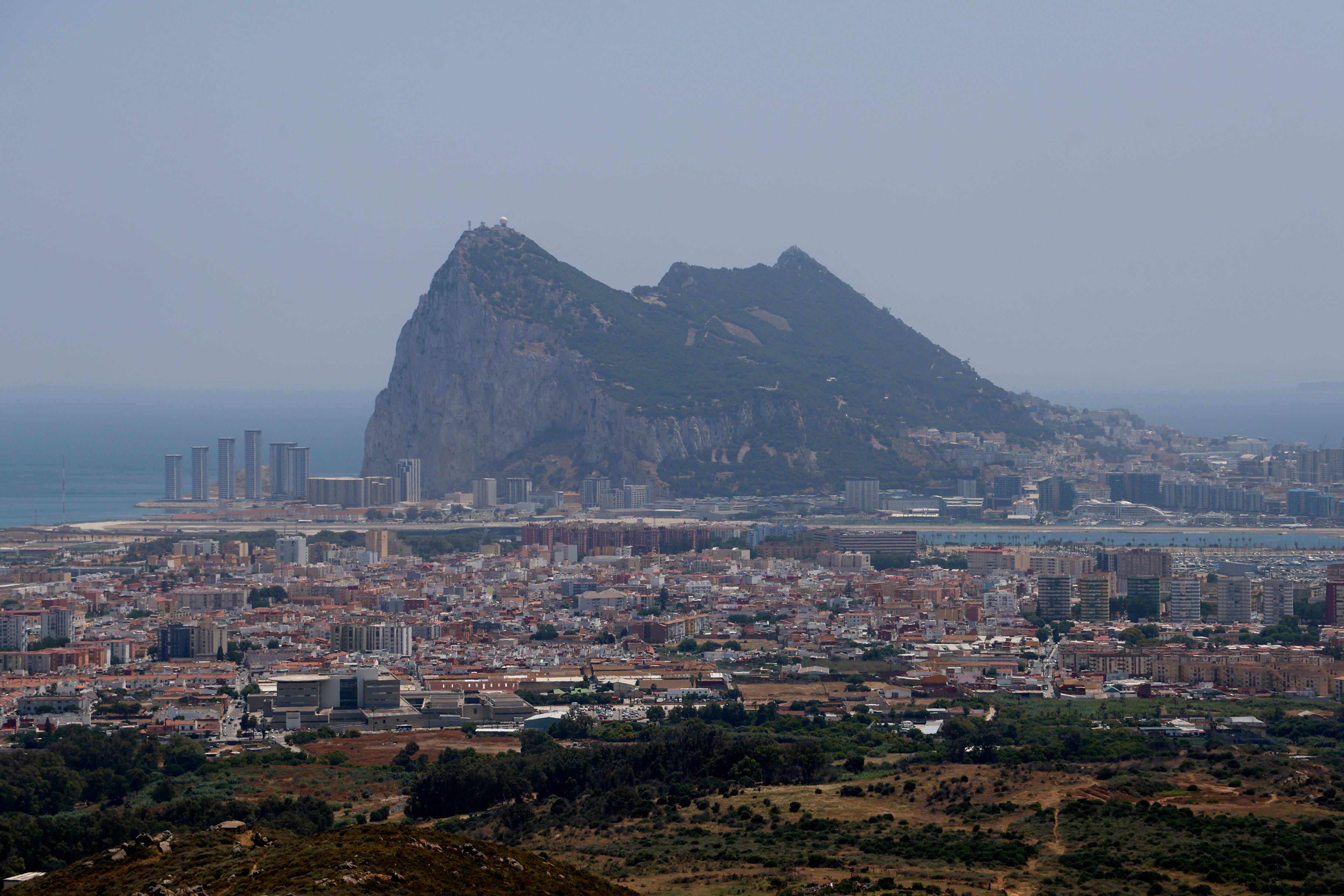 LA LÍNEA DE LA CONCEPCIÓN (CÁDIZ), 11/06/2025.- La desaparición de la verja de Gibraltar, una de las consecuencias más visibles que tendrá el acuerdo para el encaje de la colonia tras el brexit, marca un simbólico hito en la historia del que es considerado uno de los pasos fronterizos más pequeños del mundo.Es toda una alegría para las poblaciones que viven a uno y otro lado de ella, los vecinos de Gibraltar y de La Línea de La Concepción, que desde hace décadas consideran que esta verja que les separa es un termómetro que mide las tensiones políticas que han cernido sobre el Peñón. EFE/A. Carrasco Ragel
