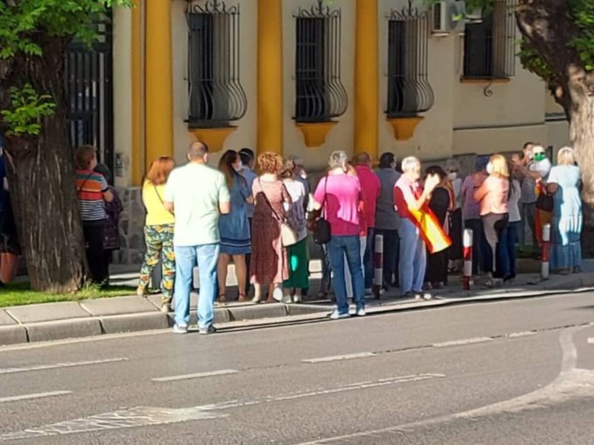 Alrededor de 30 personas se concentran en Jaén frente a la Comandancia de la Guardia Civil