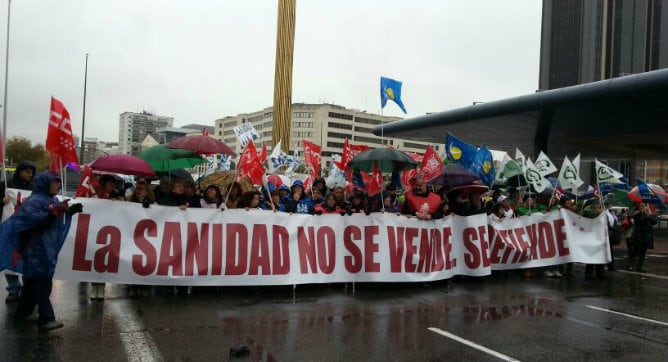 Decenas de personas marchan por las calles de Madrid en defensa de la sanidad pública