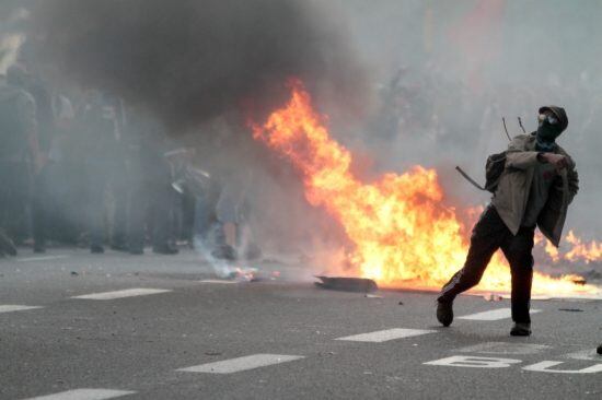 Imatge dels últims aldarulls a Barcelona, per la vaga general