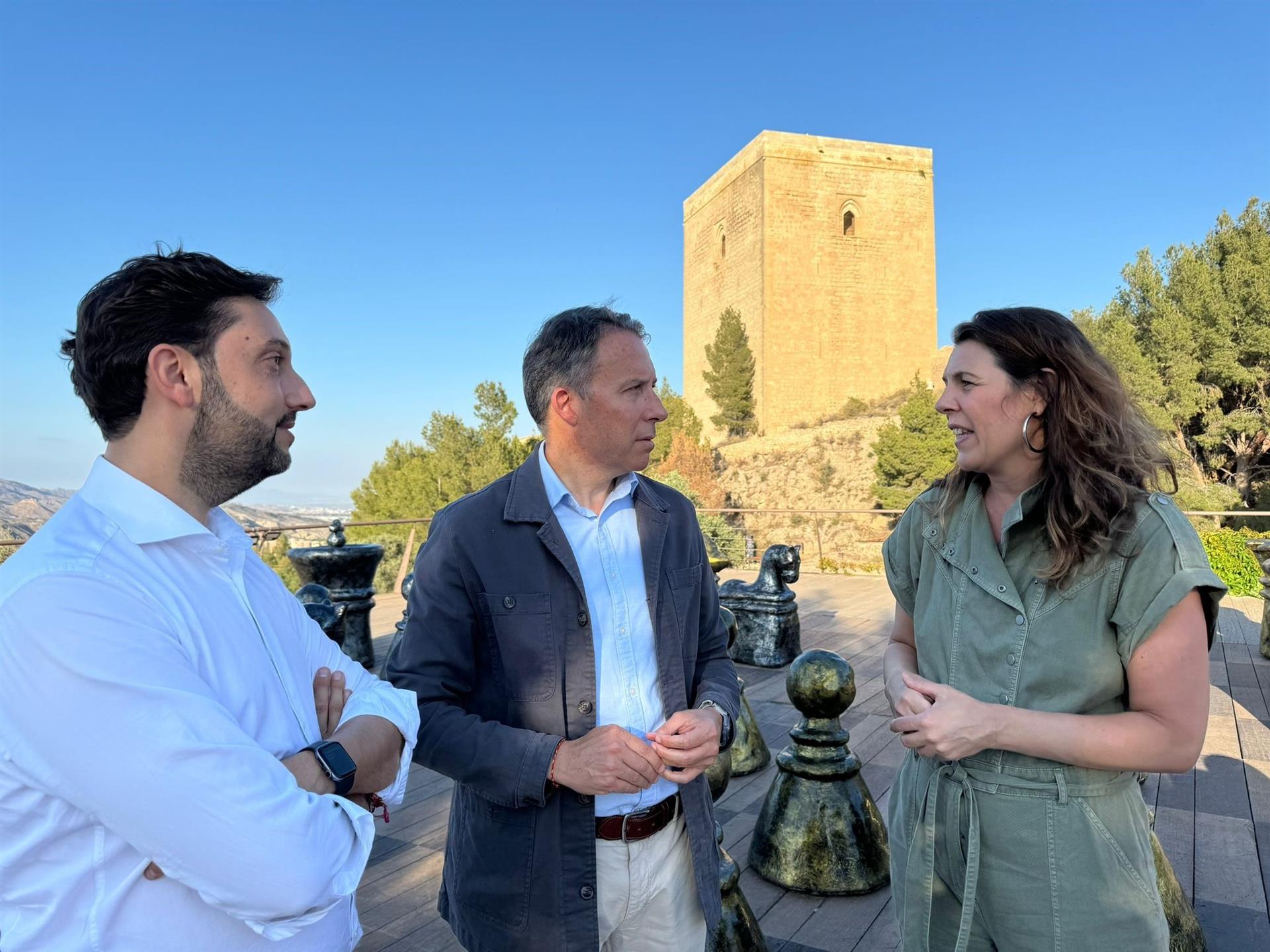 El director del Instituto de Turismo de la Región de Murcia, Juan Francisco Martínez, en una visita a la Fortaleza del Sol con la directora de la Guía Repsol, María Ritter, y el alcalde de la localidad, Fulgencio Gil