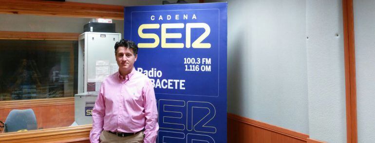 Pedro Soriano en los estudios de Radio Albacete