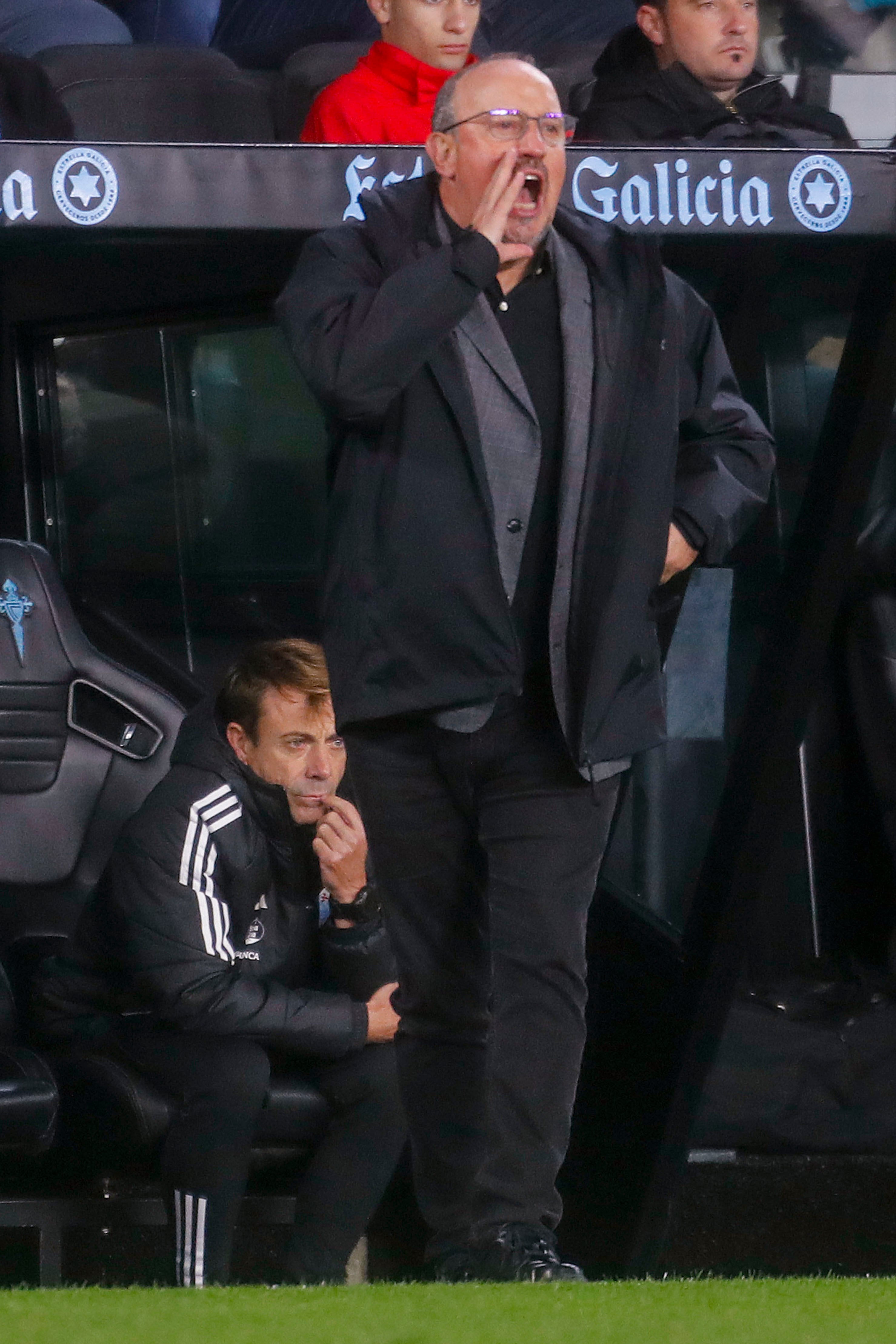 Vigo (Pontevedra) 04/11/2023.- El técnico del Celta de Vigo Rafa Benítez da instrucciones a sus jugadores durante el partido de la jornada 12 de LaLiga celebrado este sábado en el Estadio de Abanca Balaídos. EFE / Salvador Sas
