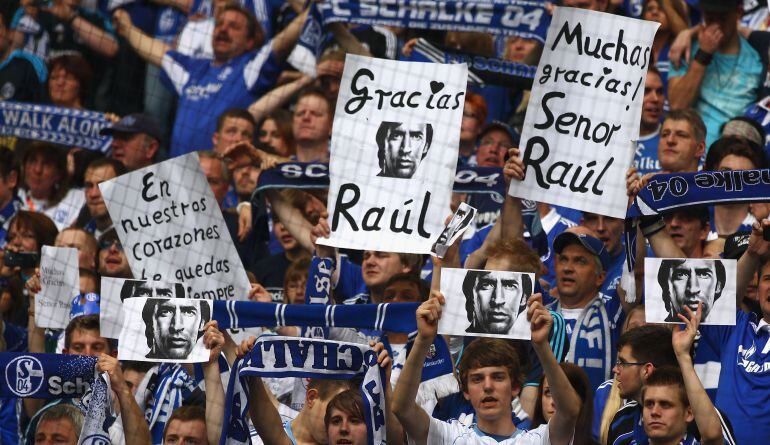 Los aficionados del Schalke despiden a Raúl