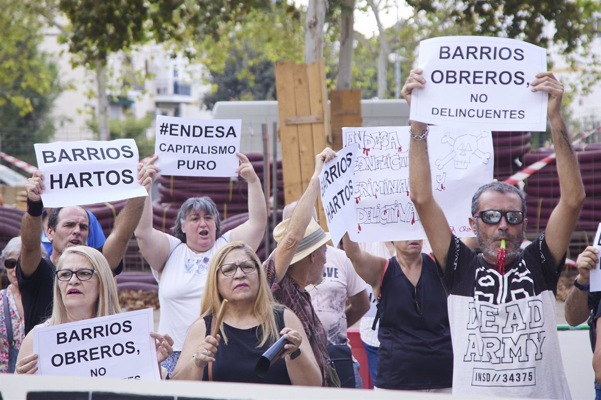 Numerosos vecinos durante la protesta del colectivo Barrios Hartos protesta frente a la sede de Endesa.