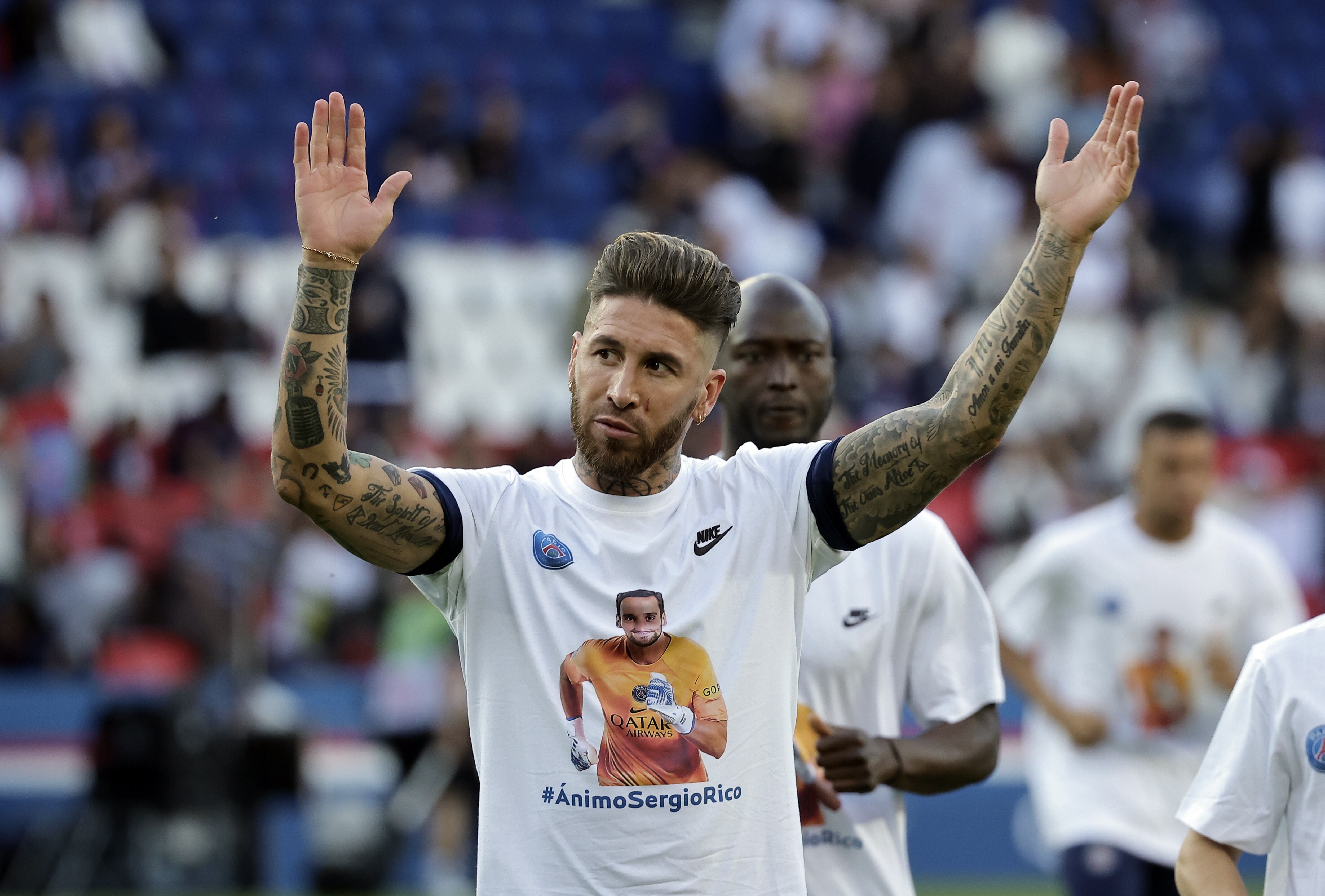 Sergio Ramos calentando con una camiseta de apoyo al guardameta español Sergio Rico.