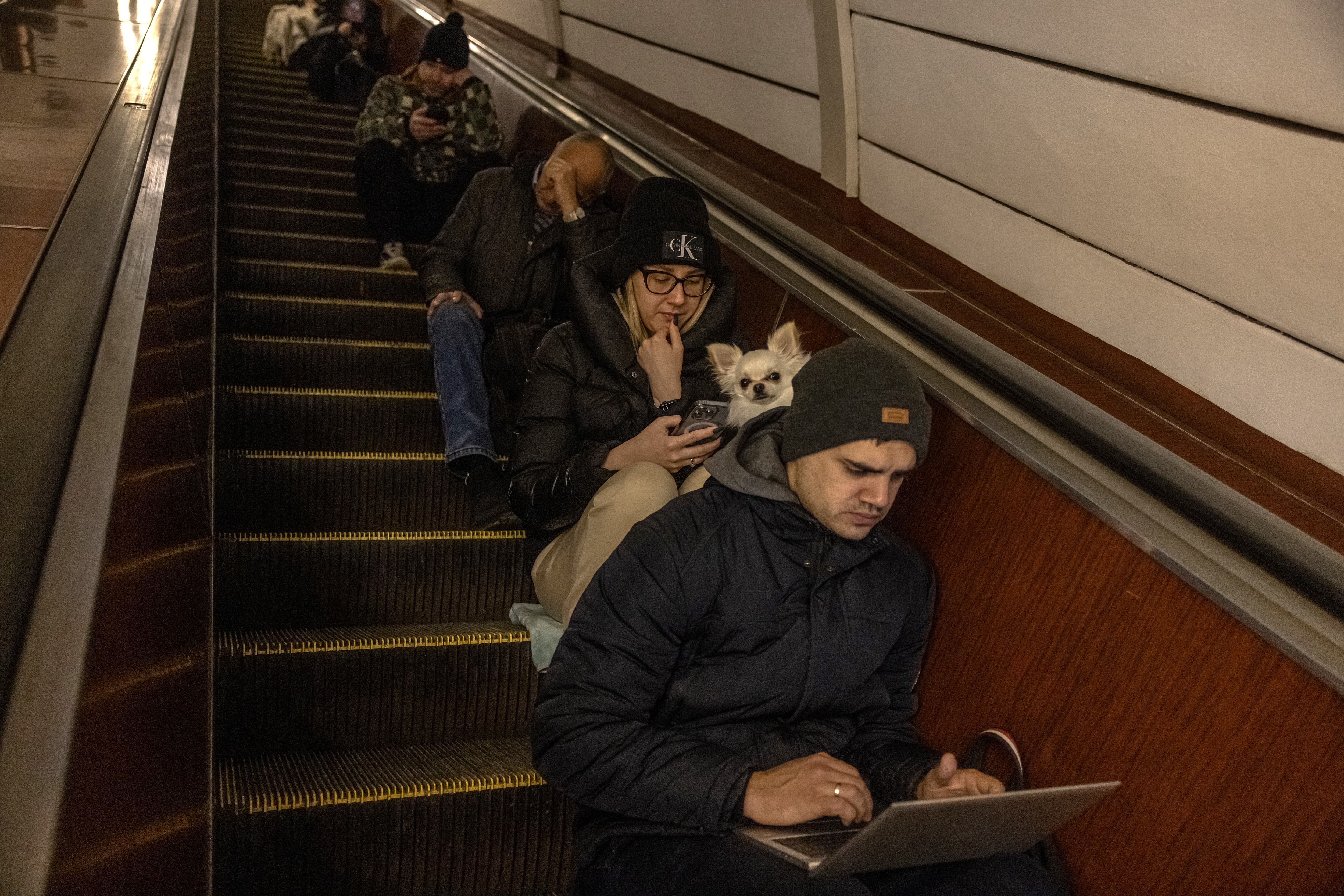 Habitantes de Kiev se refugian en el metro durante la alerta por los bombardeos rusos este viernes 10 de febrero.