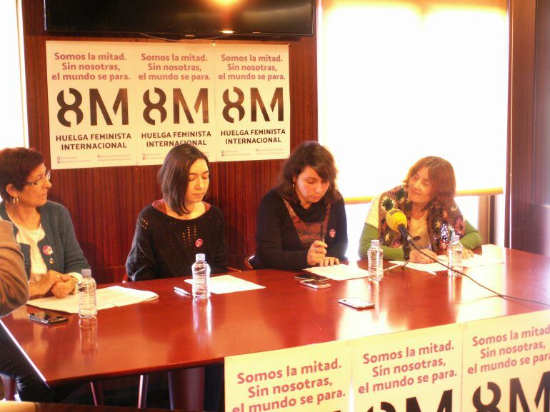 María, Rosa, Mireia y Victoria durante la rueda de prensa de la huelga 8-M