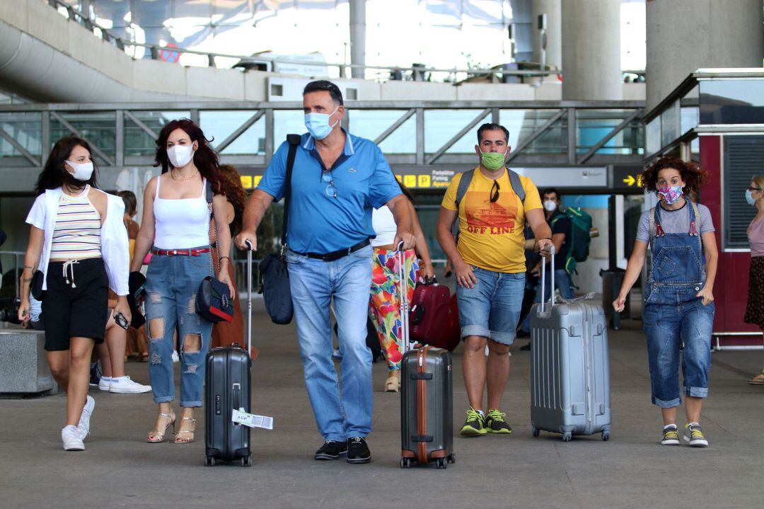 Llegada de turistas y residentes al aeropuerto Pablo Ruiz Picasso, después que el Gobierno abriera las fronteras en el primer día sin Estado de Alarma por el virus COVID-19