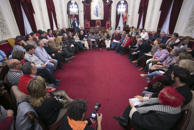 Imagen de la reunión mantenida en el salón de plenos por el alcalde y los representantes vecinales