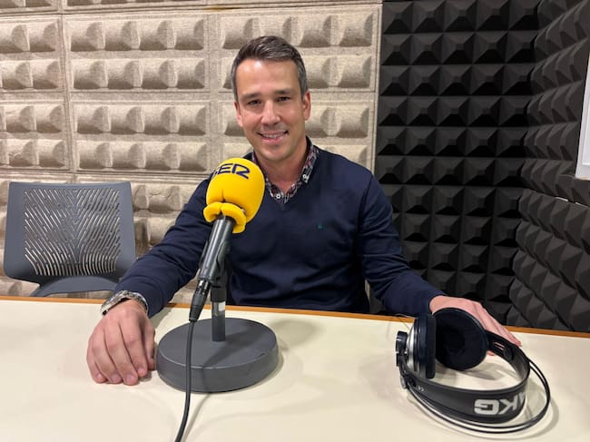 El odontólogo Román Mesa, visita los estudios de Radio Morón para hablarnos acerca de su nuevo lavatorio de prótesis fija.