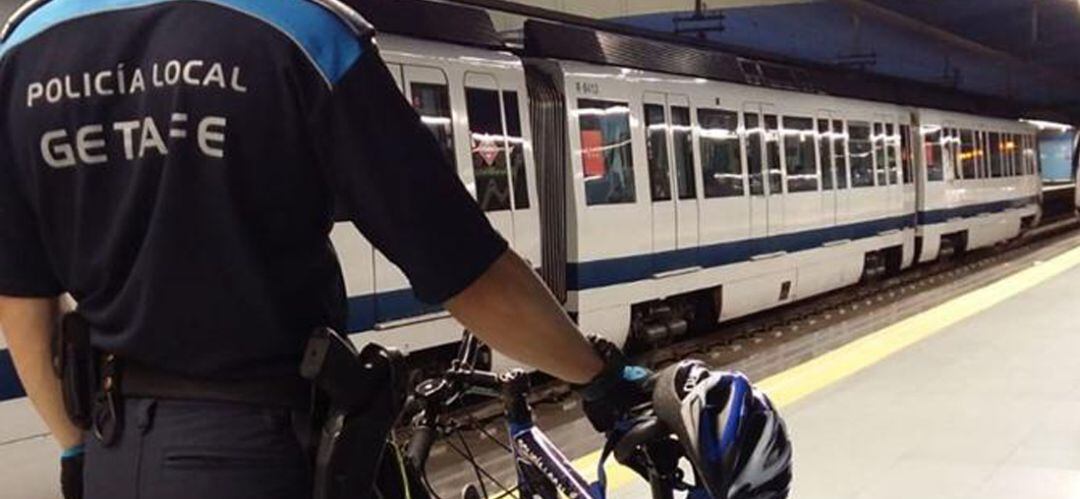 Un agente en bici ejerciendo su labor de control de absentismo y seguridad en Metrosur.