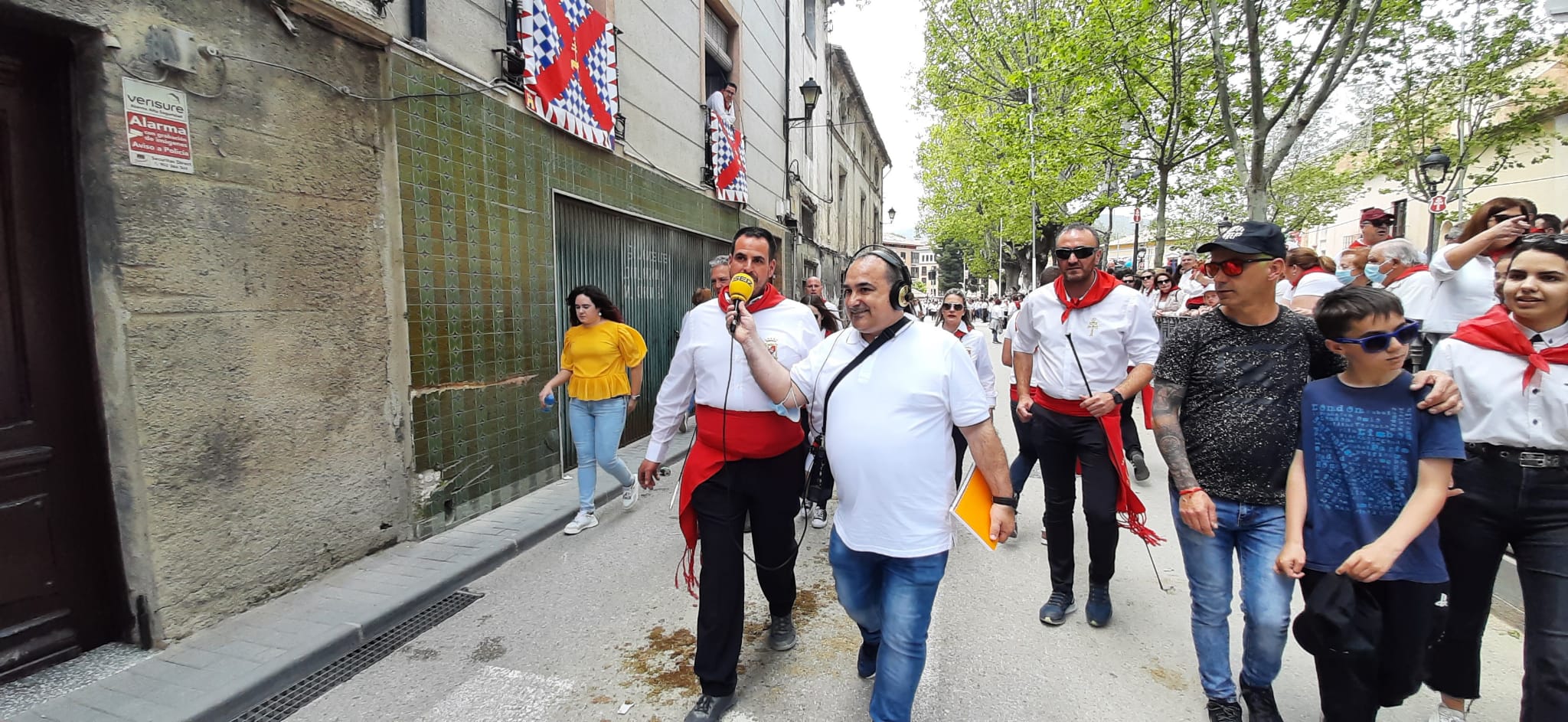 Antonio Munuera, de SER Arco Norte, fue el encargado de llevar la alegría de la fiesta por las calles de Caravaca de la Cruz al micrófono de Hoy por hoy Región de Murcia