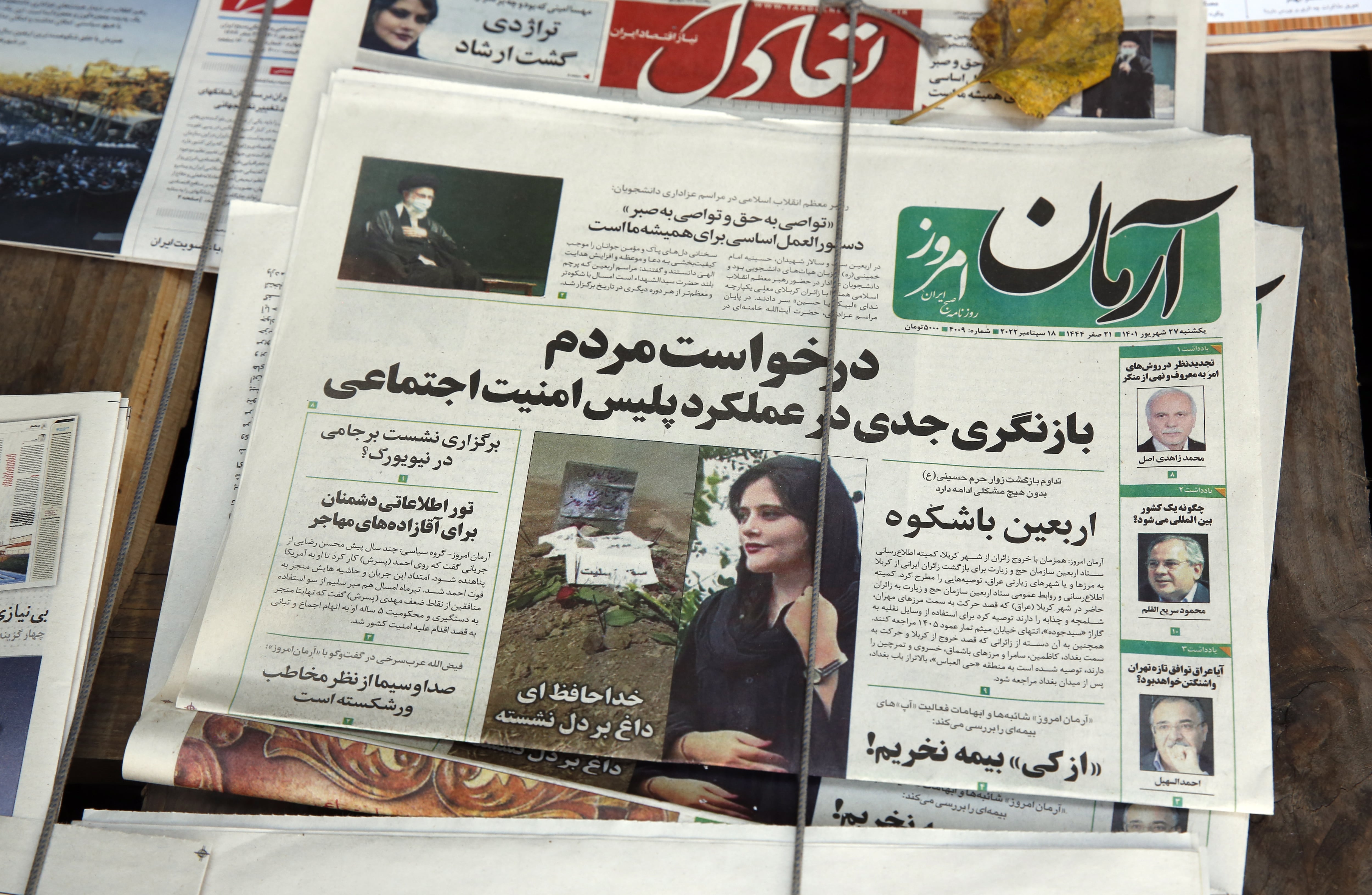 Portadas de periódicos en Irán. 