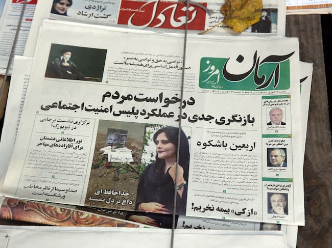 Portadas de periódicos en Irán.