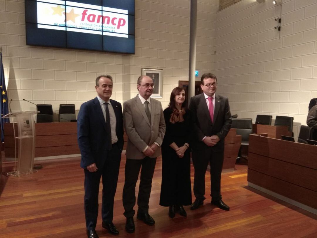 De izquierda a derecha, Juan Antonio Sánchez Quero (presidente de DPZ), Javier Lambán (presidente de Aragón), Carmen Sánchez (delegada del Gobierno en Aragón) y Luis Zubieta Lacámara (alcalde de Zuera y recién nombrado presidente de FAMCP)