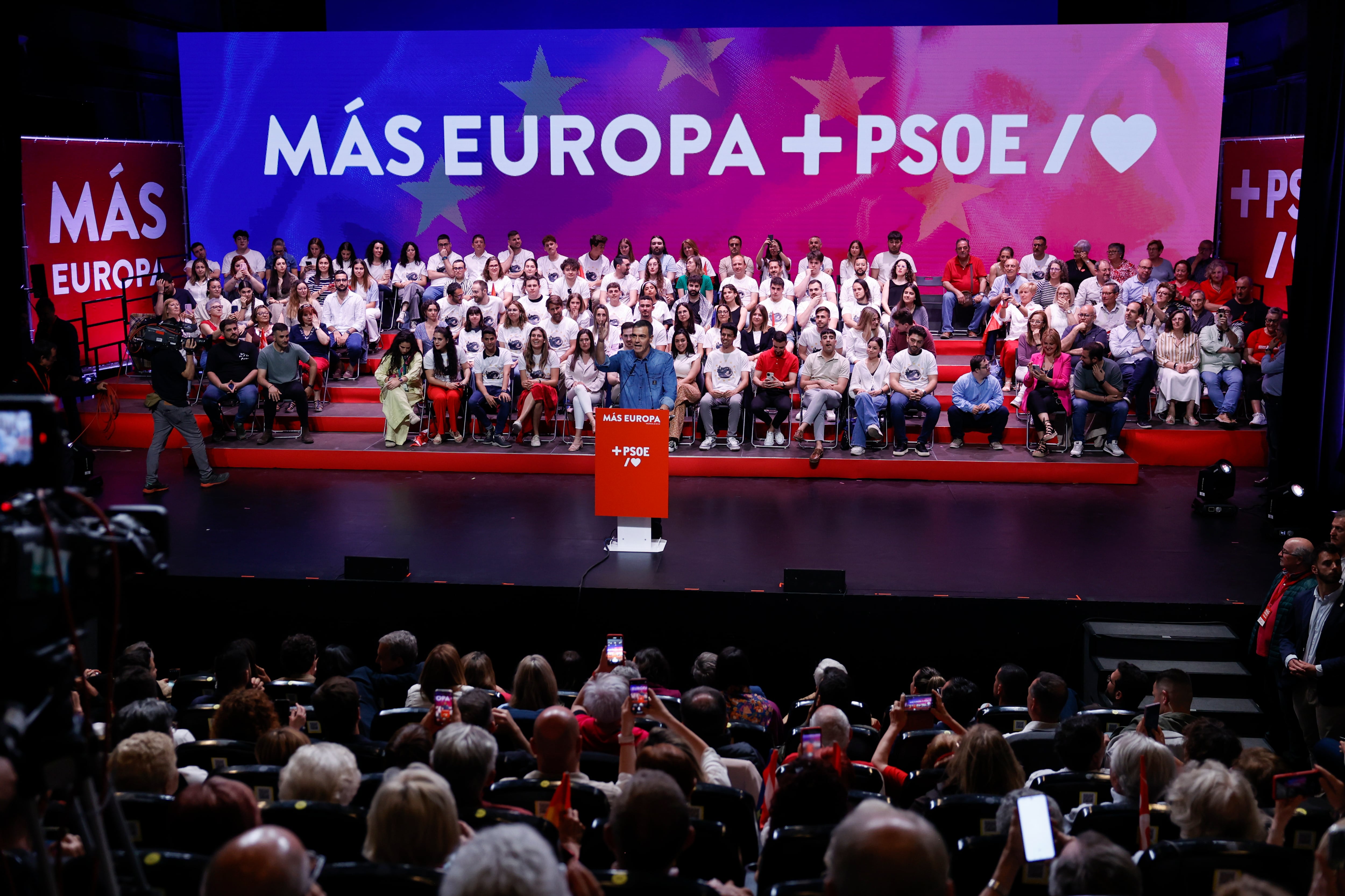 El secretario general del PSOE y presidente del Gobierno, Pedro Sánchez, durante el acto de inicio de la campaña a los comicios europeos en València