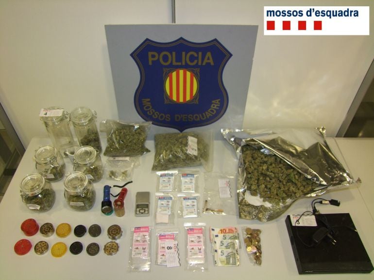 Part de la droga, diners i estris decomissats en la intervenció policial a Tortosa.